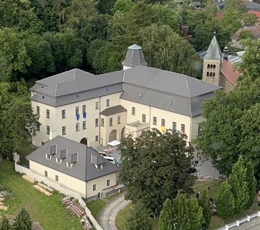 Zámek Neustupov, který tvoří dominantu stejnojmenného městyse na Voticku ve středních Čechách, koupil Michal Farník v roce 2020 v havarijním stavu. Po několikaleté rekonstrukci se návštěvníkům poprvé představí