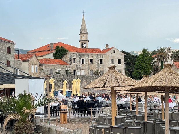 Budva v Černé Hoře je oblíbenou přímořskou destinací.