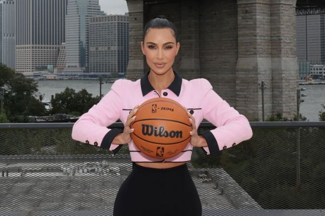 Značka spodního prádla Skim spoluvlastněná Kim Kardashian je partnerem americké NBA