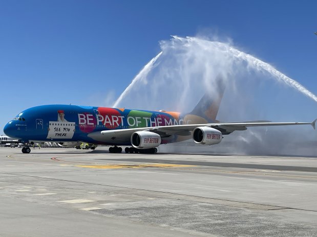Airbus A380 ve svátečních barvách přistál v Praze