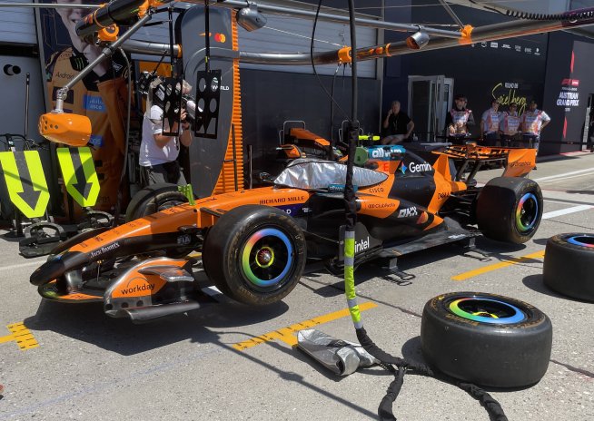 Nácvik výměny pneumatik ve stáji McLaren