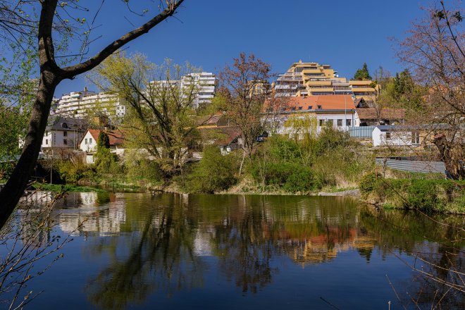 Praha se stává vlastníkem cenných pozemků u meandrů Botiče v Hostivaři.