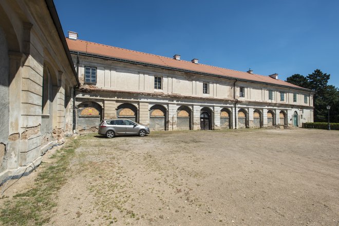 Jízdárna v areálu zámku Karlova Koruna před rekonstrukcí