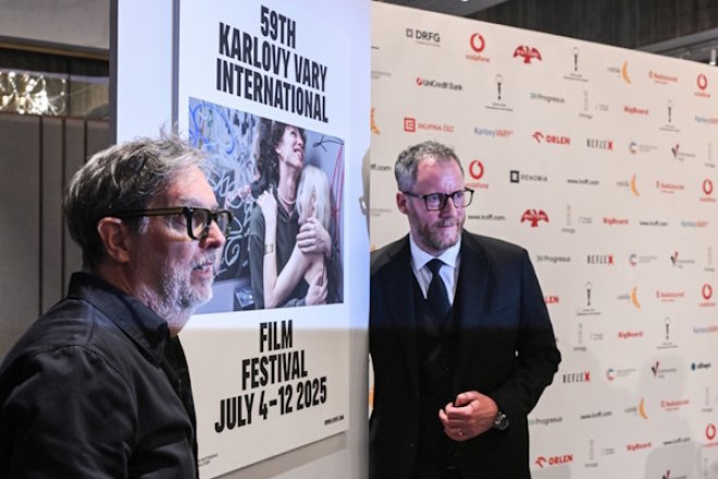 Výkonný ředitel MFF KV Kryštof Mucha (vpravo) představuje vizuál pro letošní ročník festivalu od Aleše Najbrta (vlevo)