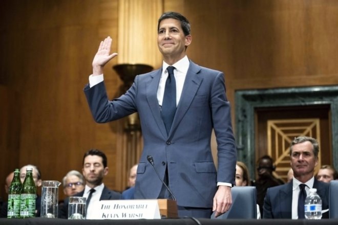 Kevin Warsh, kandidát na člena a předsedu Rady guvernérů Federálního rezervního systému (Fed), skládá přísahu na slyšení senátního výboru pro bankovnictví, bydlení a městské záležitosti v Kapitolu USA, 21. dubna 2026..