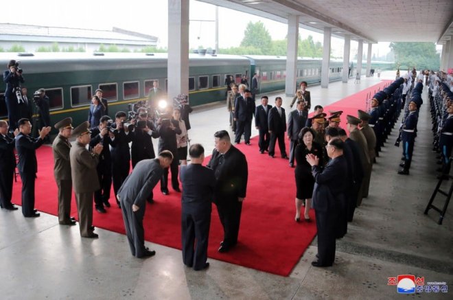 Kim Čong-un odjíždí do Ruska, rozloučení na nádraží asi 11. září 2023.