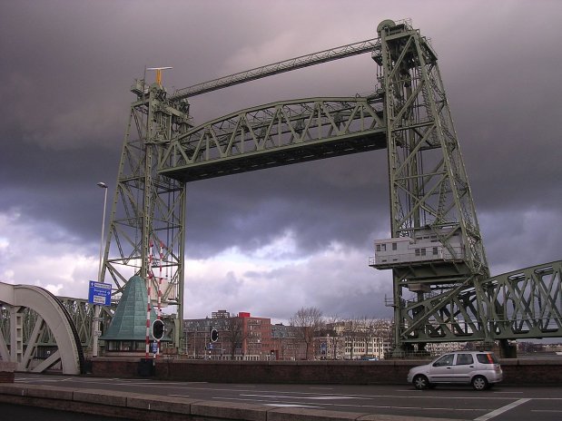Radnice v Rotterdamu nechá dočasně rozebrat ikonický výtahový most Koningshavenbrug z roku 1878, aby se pod ním mohl projet miliardář Jeff Bezos se svou novou superjachtou za 430 milionů eur.