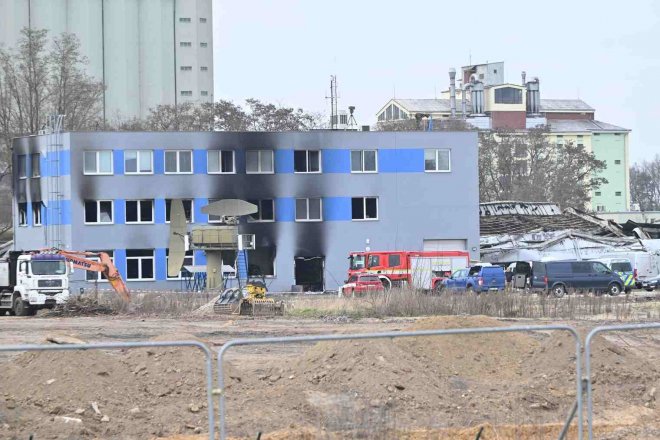 Pohled do areálu průmyslové zóny, kde v pátek 20. března ráno hořela skladovací hala a administrativní budova společnosti LPP Holding vyrábějící vojenskou techniku, 20. března 2026.