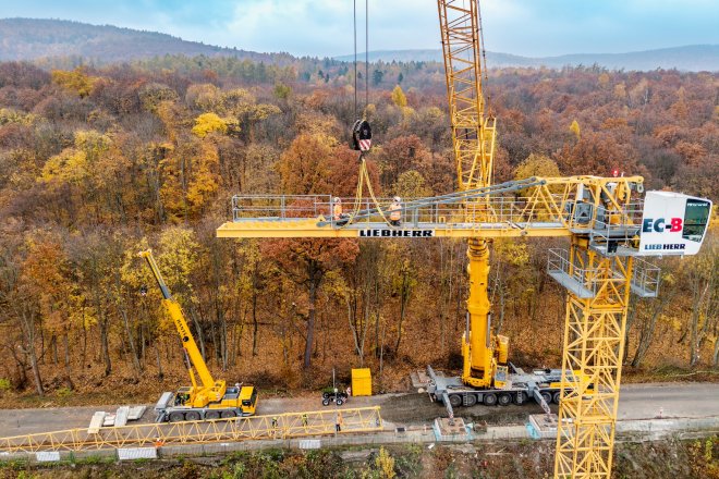 Na stavbě litvínovského bazénu je největší jeřáb v Česku