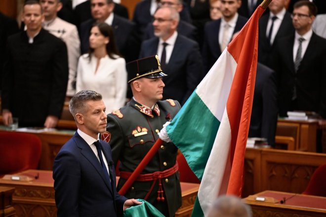 Peter Magyar skládá přísahu jako maďarský premiér během ceremoniálu v Budapešti, Maďarsko, v sobotu 9. května 2026.