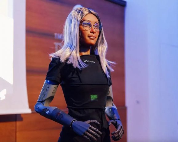 Nová generální ředitelka – robot s umělou inteligencí.
