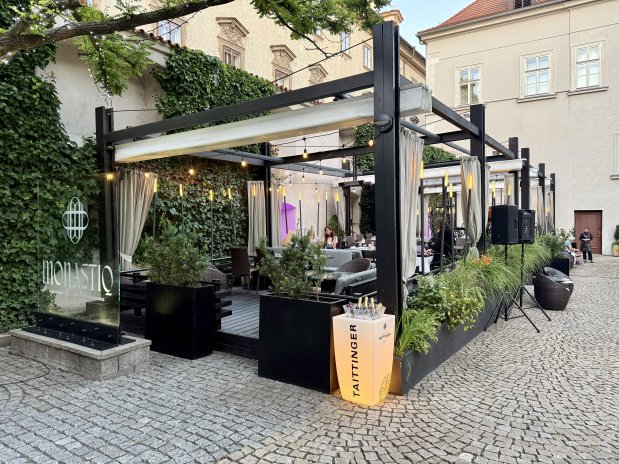 Nádvoří bývalého kláštera na Malé Straně, dnes hotel Mandarin Oriental