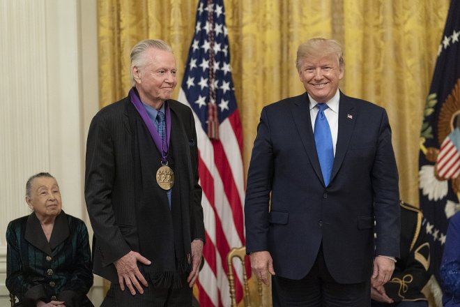 Herec Jon Voight získává cenu od Donalda Trumpa v roce 2019