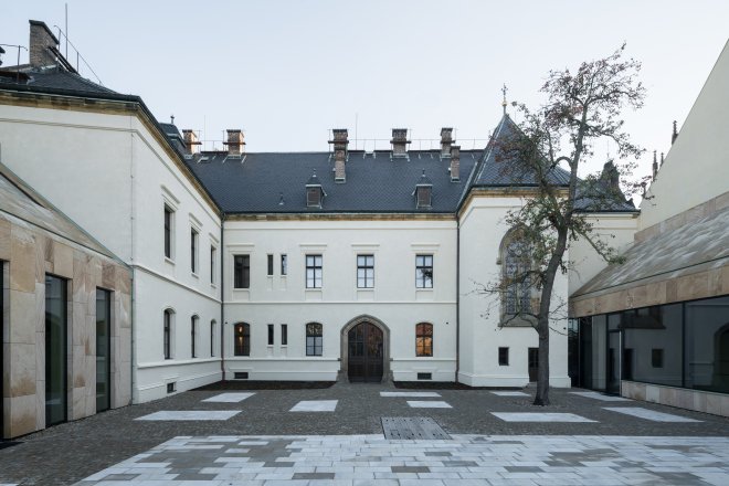 V sousedství katedrály svatého Víta vyrostly dvě přístavby podle návrhu architektonického ateliéru Acht.