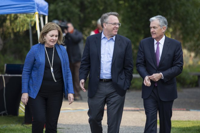 Členové Fedu Esther Georgeová, John Williams a Jerome Powell na zasedání v Jackson Hole v roce 2018