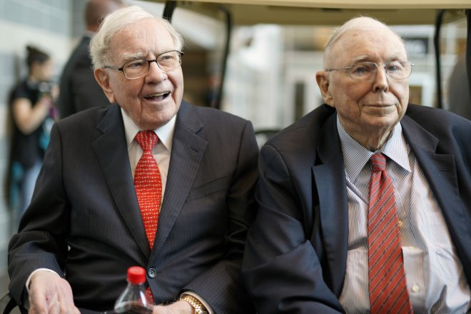 Charlie Munger (vpravo) je Buffetův (vlevo) dlouholetý spolupracovník a přítel