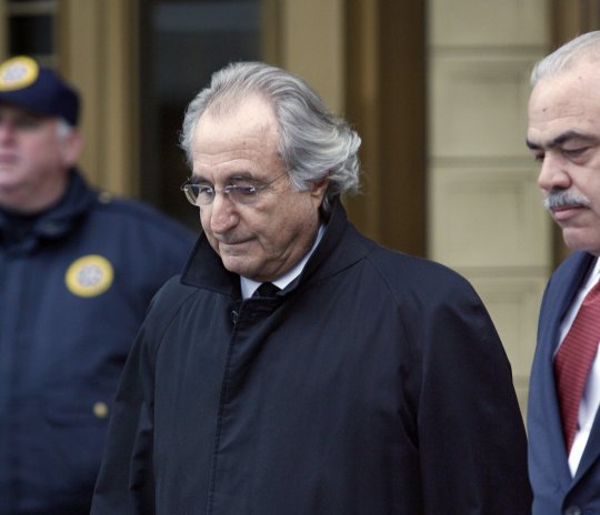 Bernard Madoff opouští federální budovu v New Yorku. (14. ledna 2009)