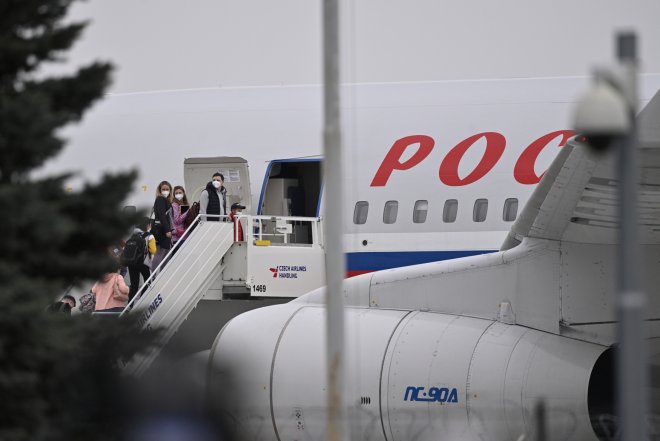 Vyhoštění ruští diplomaté z ČR odlétají zpět do Moskvy.