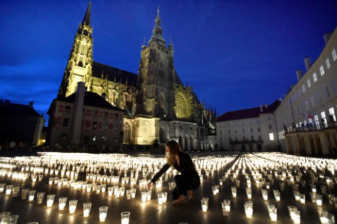 Pietní akt za oběti pandemie koronaviru se na nádvoří Pražského hradu.