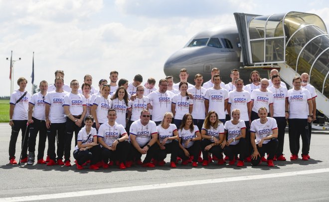 Česká výprava pózuje fotografovi 16. července 2021 na letišti v pražských Kbelích před odletem na olympijské hry do Tokia. V prostřední řadě vpravo je lékař Vlastimil Voráček, který byl prvním členem české výpravy s pozitivním testem na covid-19.