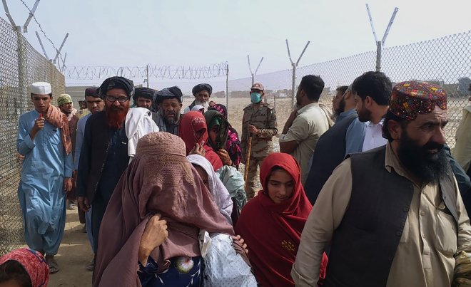 Tisíce Afghánců se snaží dostat přes hranice s Pákistánem.