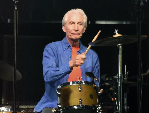 Charlie Watts, bubeník kapely The Rolling Stones, zemřel.
