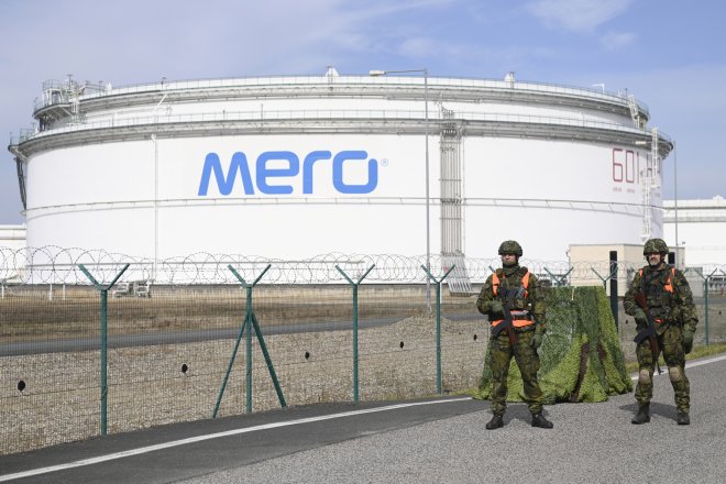 armáda při nacvičování ochrany kritické infrastruktury, kterými ropné zásobníky firmy Mero jsou
