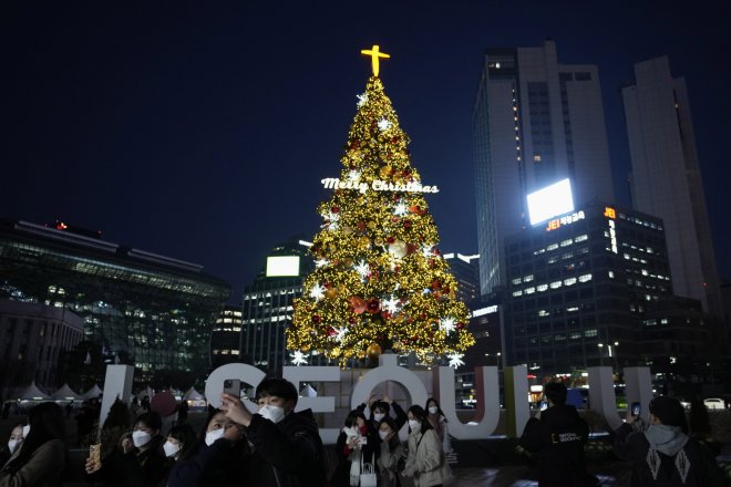 V Soulu si pozornost vysloužil i tamní vánoční strom na jednom z náměstí, před kterým se fotila řada turistů i místních obyvatel.
