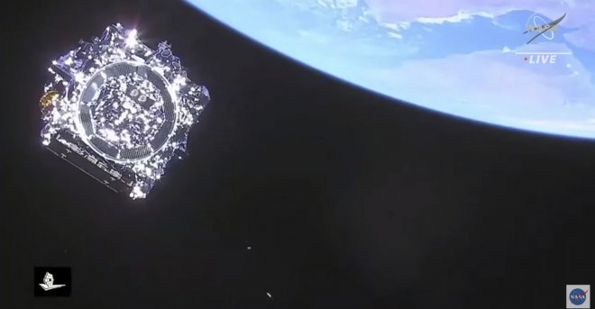 Vesmírný teleskop Jamese Webba, který dokáže nahlédnout do nejhlubší historie vesmíru i pátrat po známkách možného života mimo Sluneční soustavu, dnes po mnoha odkladech opustil Zemi. Podle plánu ho ve 13:20 SEČ úspěšně vynesla z kosmodromu Kourou ve Francouzské Guyaně raketa Ariane 5.