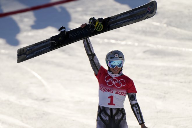 Ester Ledecká se raduje z olympijského zlata ve snowboardu na ZOH v Pekingu. Mimo jiné jí to vynese 2,4 milionu korun jako odměna od státu.