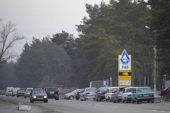 Fronta aut před ukrajinskou čerpací stanicí