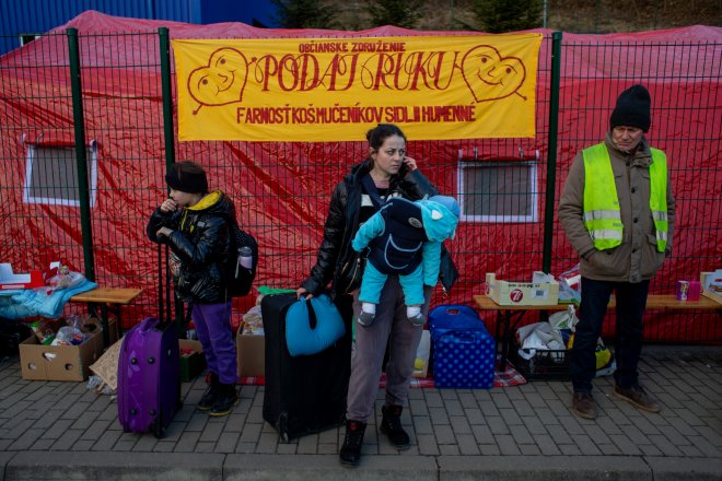 Obyvatelé Ukrajiny utíkají před válkou.