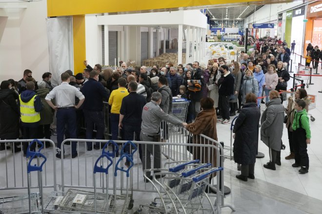 Ikea v Petrohradu, lidé čekají ve frontě