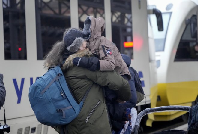 Chlapec se objímá se svým otcem na vlakovém nádraží v Kyjevě předtím, než jej vlak odveze v rámci evakuace z hlavního a ruskou armádou ostřelovaného města Ukrajiny.