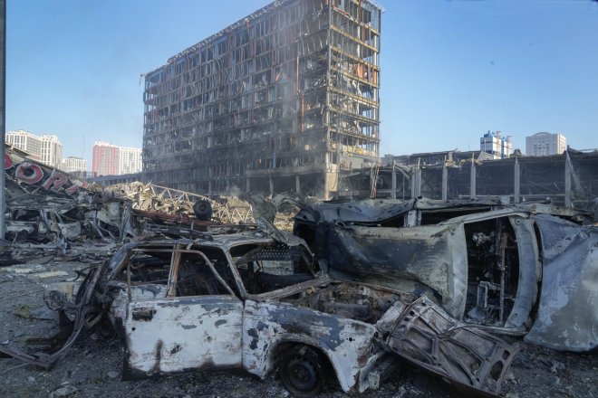Zničené nákupní centrum v Kyjevě