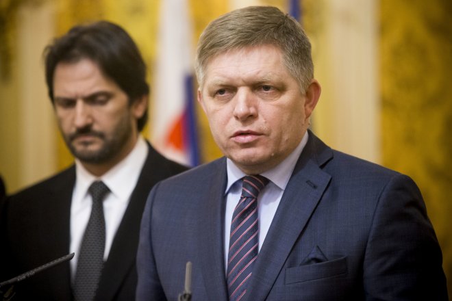 Robert Fico a Robert Kaliňák (v pozadí)