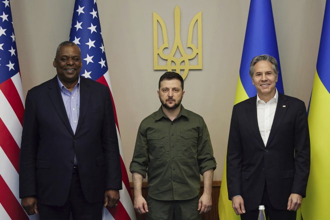 Americký ministr zahraničí Antony Blinken (vpravo) při návštěvě Kyjeva. Na snímku s ukrajinským prezidentem  Volodymyrem Zelenským (uprostřed) a ministrem obrany USA Lloydem Austinem.
