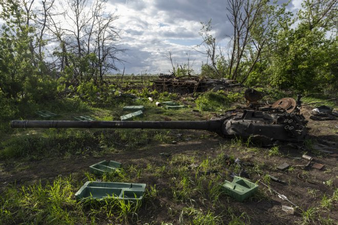Zničený ruský tank u obce Malaja Rohan v Charkovské oblasti.
