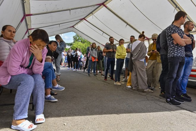 Uprchlíci z Ukrajiny čekají před krajským asistenčním centrem pomoci Ukrajině, 14. června 2022, Praha.