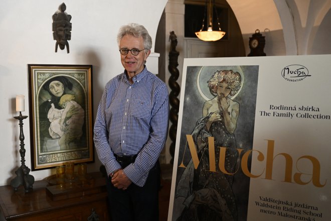 Vnuk malíře Alfonse Muchy John Mucha pózuje po tiskové konferenci k výstavě Mucha: Rodinná sbírka