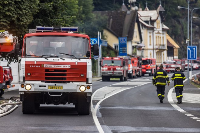 Hasiči v Hřensku likvidují rozsáhlý požár v národním parku