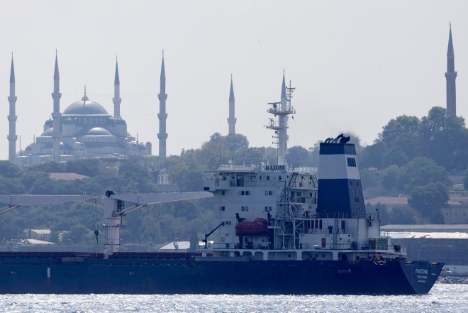 Loď Razoni s ukrajinským obilím proplouvá Bosporskou úžinou v Instanbulu. Její náklad ale příjemce z Libanonu odmítl.