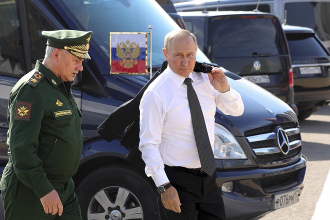 Vladimir Putin a generál Sergej Šojgu vedoucí invazi na Ukrajinu