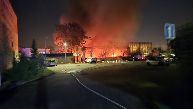 V Praze-Strašnicích hořel v noci na 6. prosince pneuservis, požár zasáhl i skladovací část.