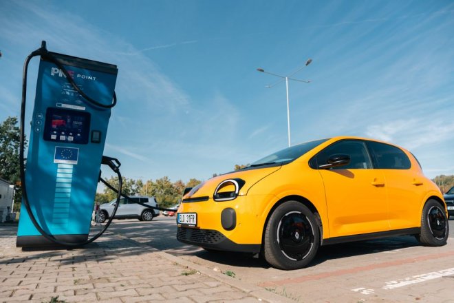 PRE ke konci září provozovala 929 veřejných dobíjecích stanic, o 55 více než před rokem. Současně u nich může dobíjet až 1469 elektromobilů. Celkový instalovaný výkon sítě přesáhl 35 megawattů.
