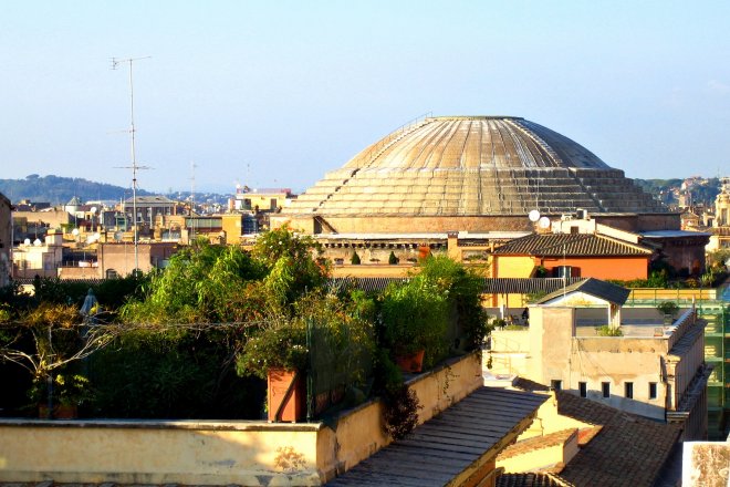 Pohled na kopuli Pantheonu v Římě, jejíž beton přežil dvě tisíciletí.