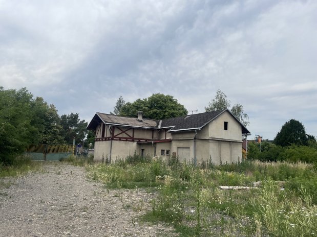 Pozemek je situován v blízkosti centra městské části Satalice, kde se dříve nacházel areál podniku České Dřevařské Závody Praha.