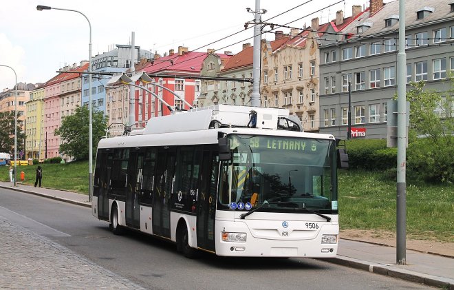 Trolejbus na dobíjecí stanici v Praze na Palmovce