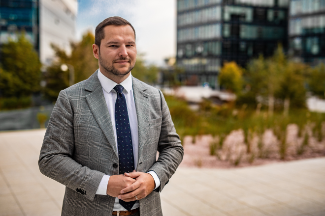 Radek Stacha, Investona