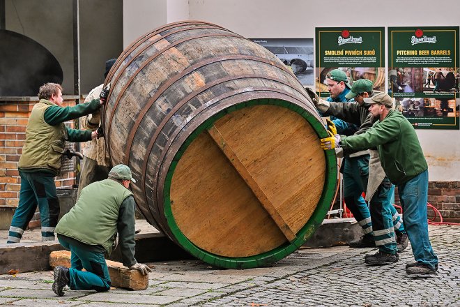 Plzeňští bednáři pečují o dubové obry, ve kterých zraje pivo stejně jako před 184 lety.
